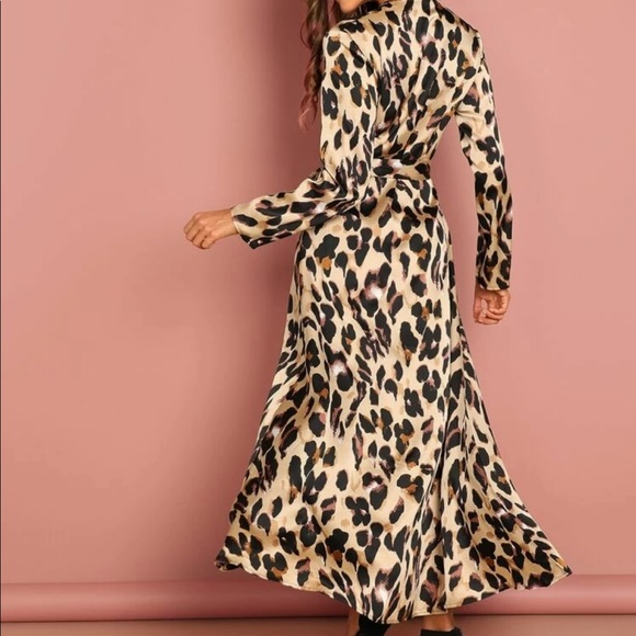 Satin-like cheetah wrap dress - Picture 2 of 3